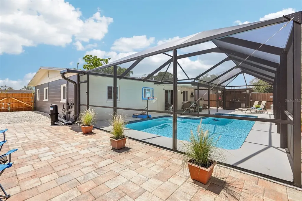 8541 75th Place Seminole FL 33777
