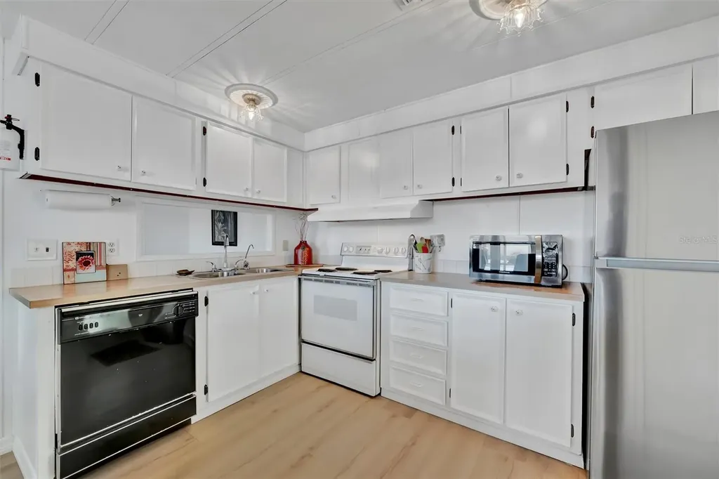 123 S Saint Thomas Circle Apollo Beach FL 33572