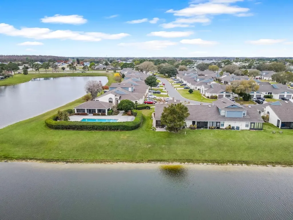 62 Lakepointe Circle Kissimmee FL 34743