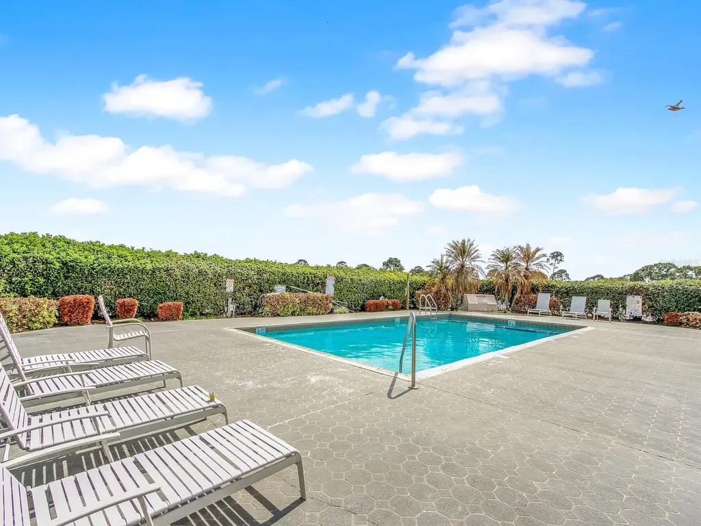 62 Lakepointe Circle Kissimmee FL 34743