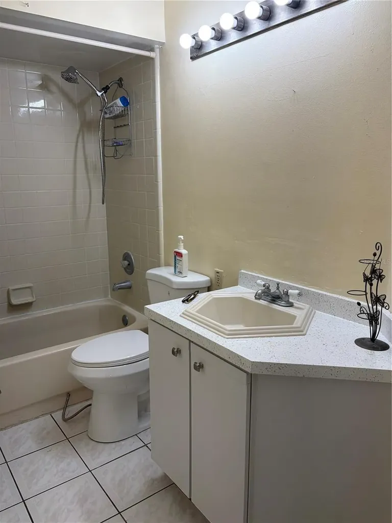 62 Lakepointe Circle Kissimmee FL 34743