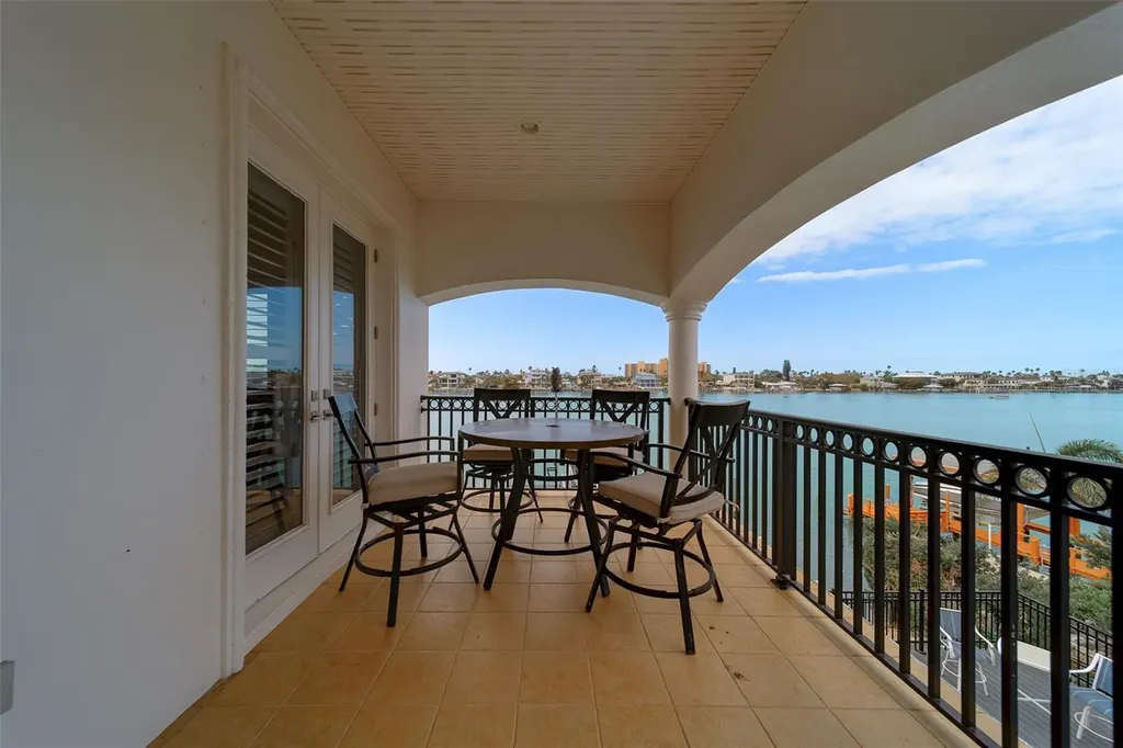 824 Island Way Clearwater Beach FL 33767