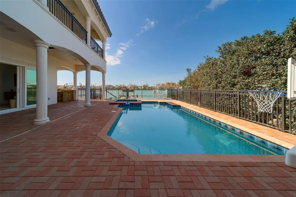 824 Island Way Clearwater Beach FL 33767