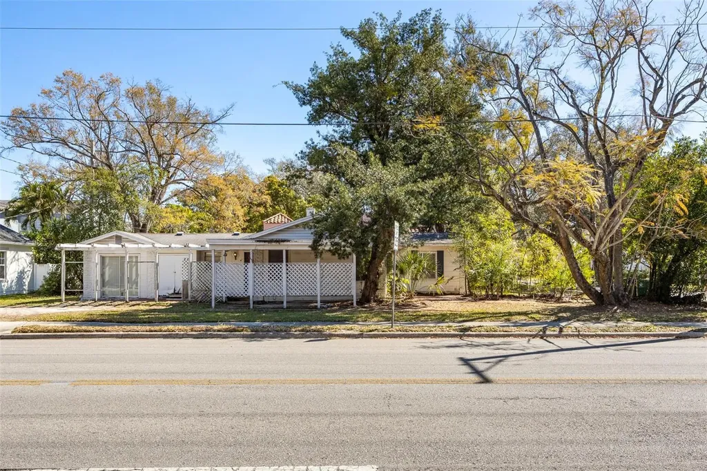 2627 W Watrous Avenue Tampa FL 33629