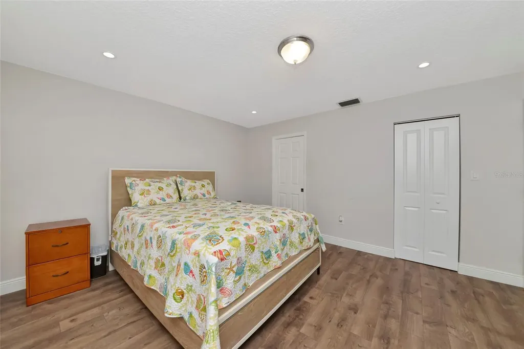 4689 Oak Forest Drive E Sarasota FL 34231