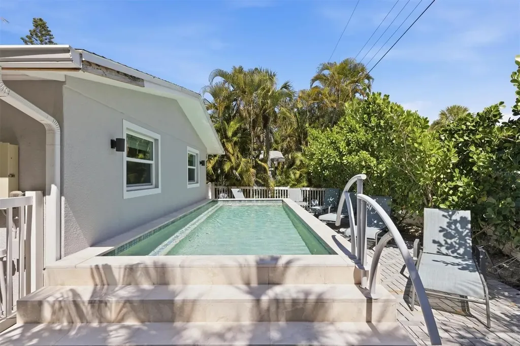 5803 De Palmas Avenue Holmes Beach FL 34217