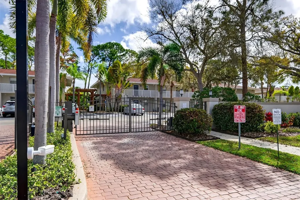 930 La Costa Circle Sarasota FL 34237