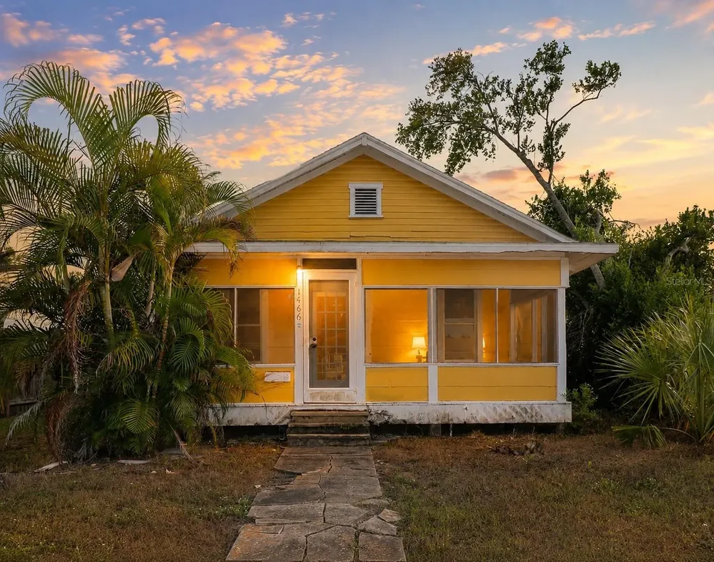 1466 30th Avenue N St Petersburg FL 33704