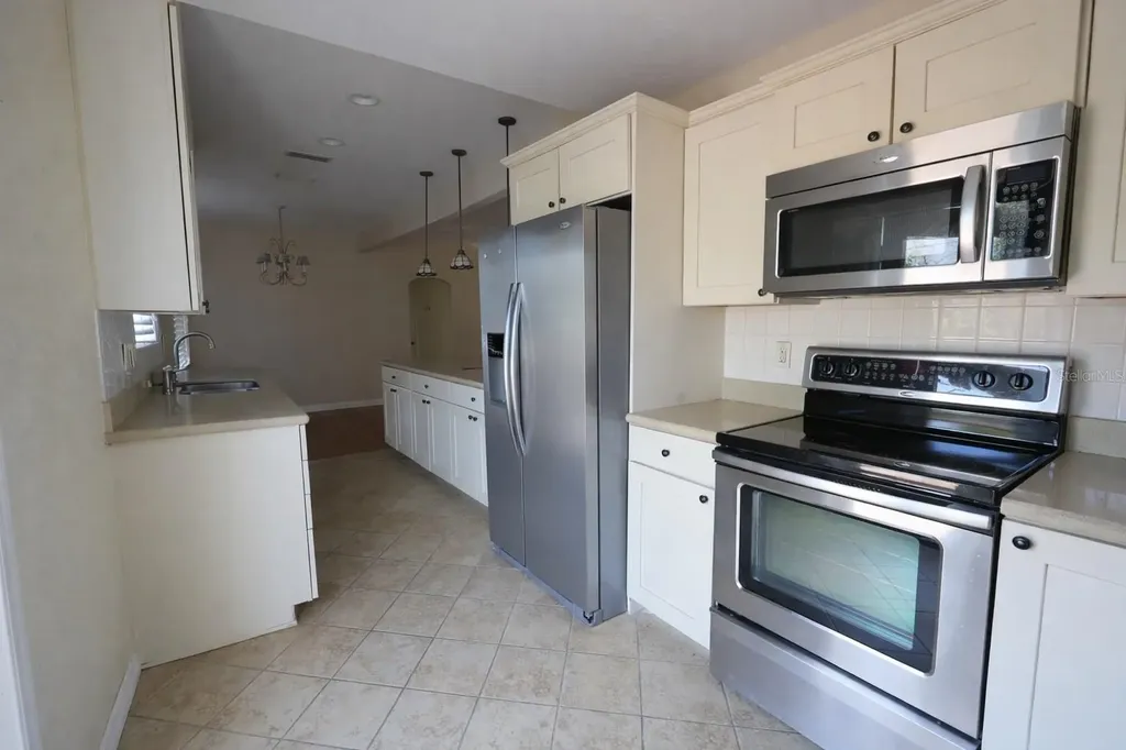 601 34th Avenue NE St Petersburg FL 33704