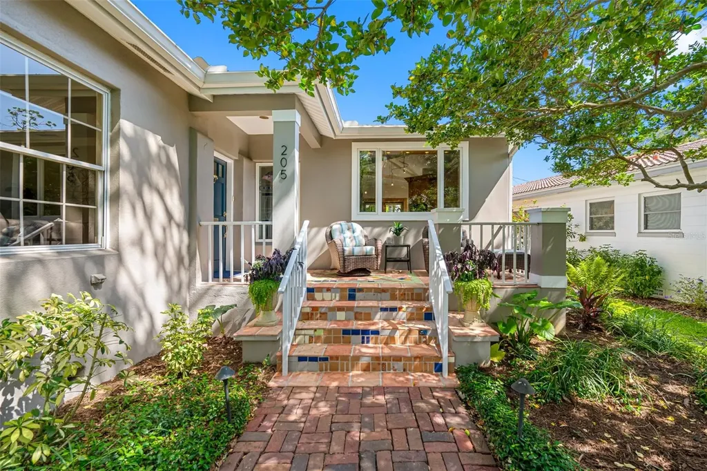 205 25th Avenue NE St Petersburg FL 33704