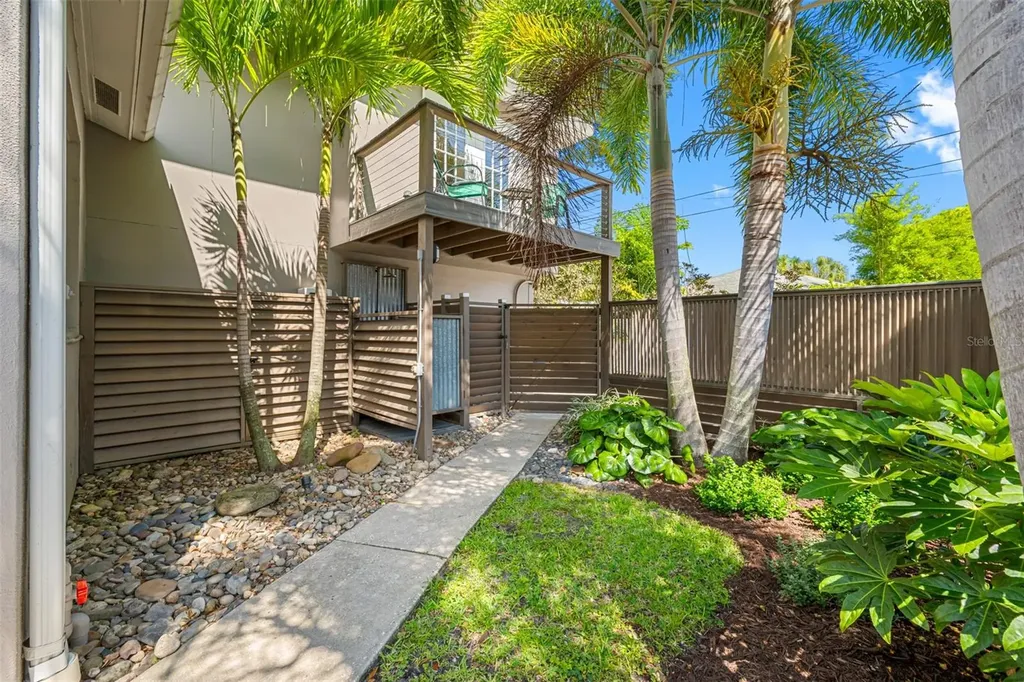 205 25th Avenue NE St Petersburg FL 33704