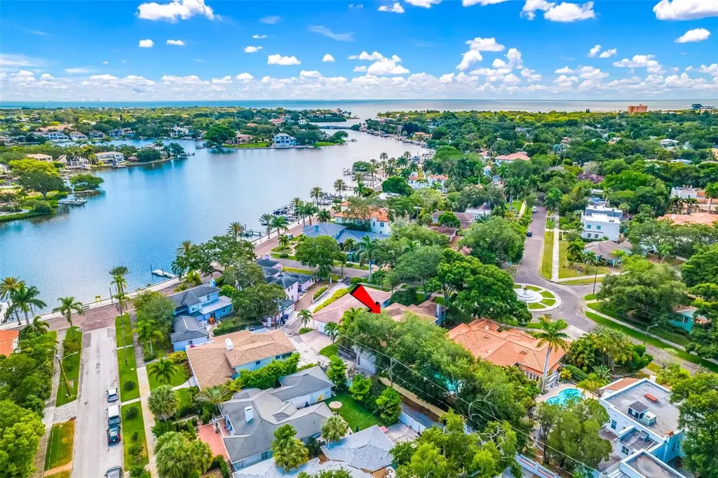 205 25th Avenue NE St Petersburg FL 33704