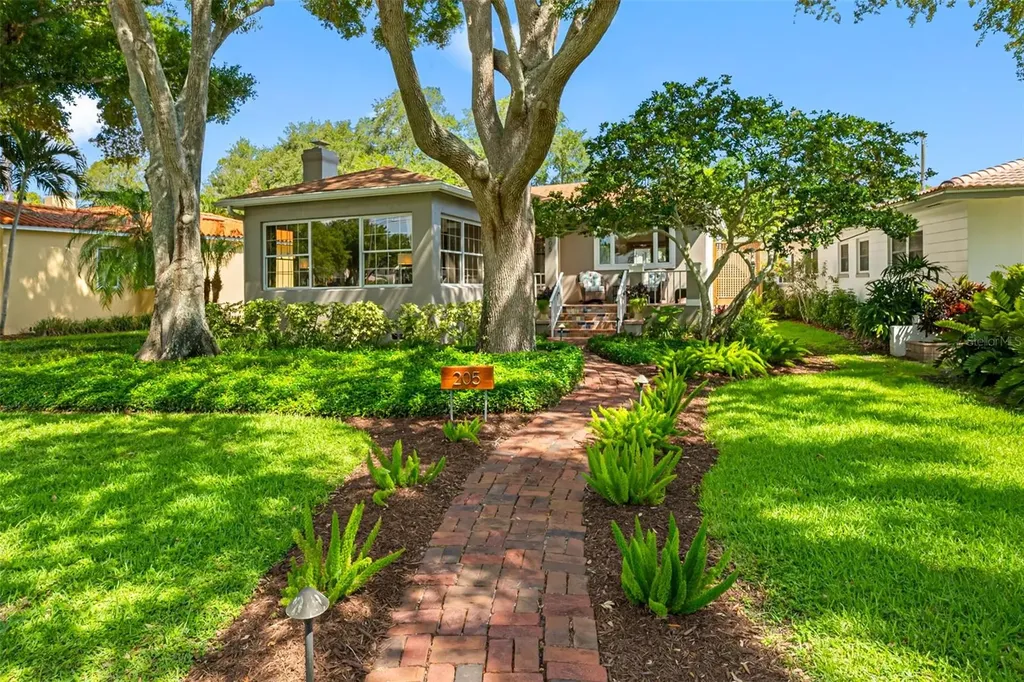 205 25th Avenue NE St Petersburg FL 33704