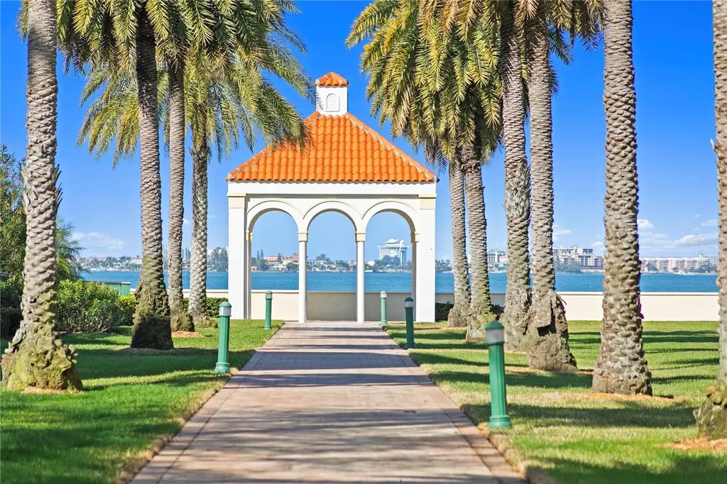 4717 Dolphin Cay Lane S St Petersburg FL 33711