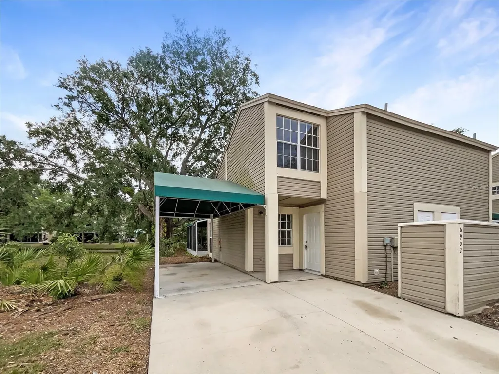 6902 Lakeview Court Tampa FL 33634