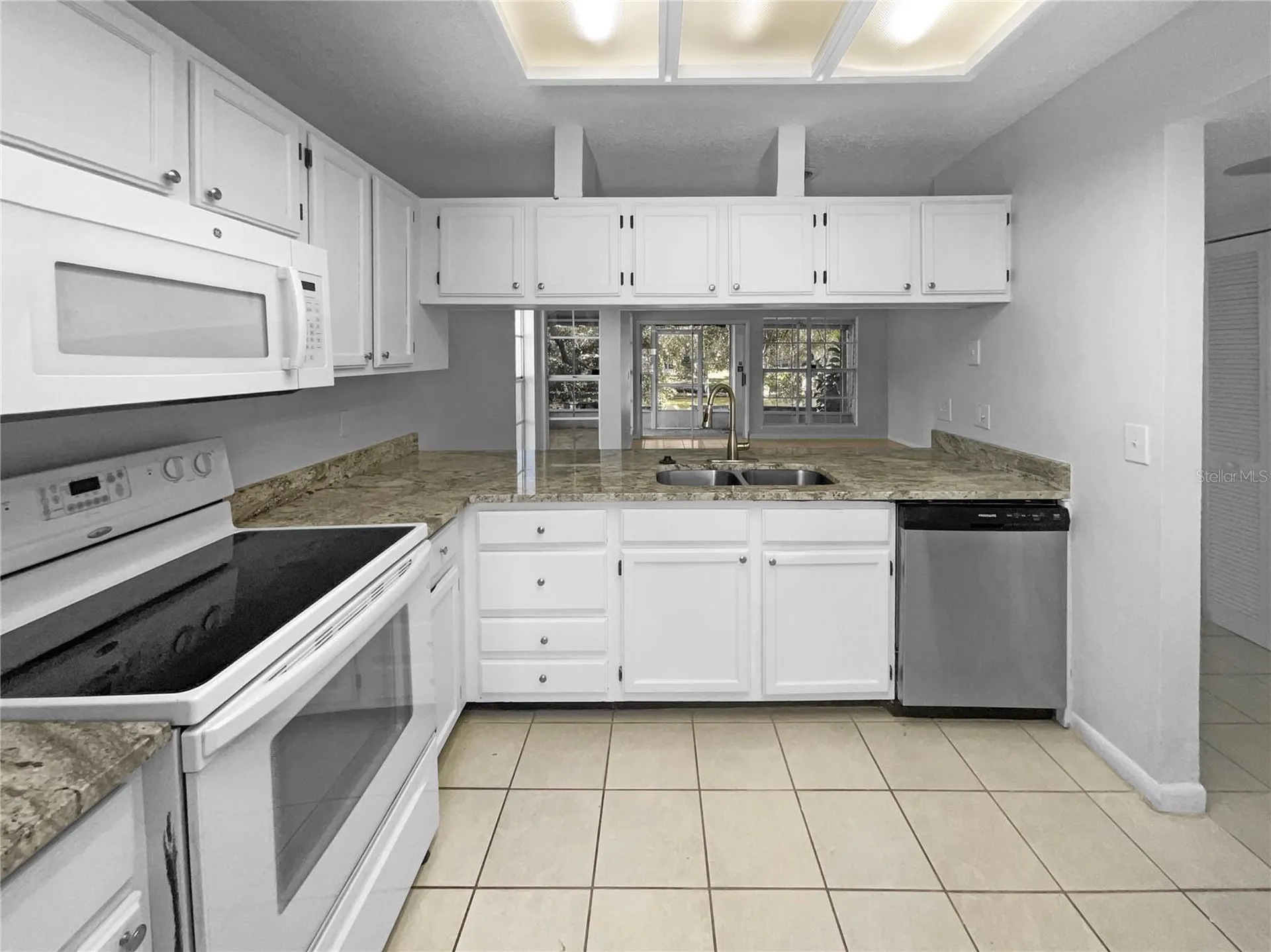 6902 Lakeview Court Tampa FL 33634