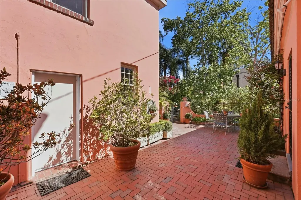 100 72nd Street S St Petersburg FL 33707