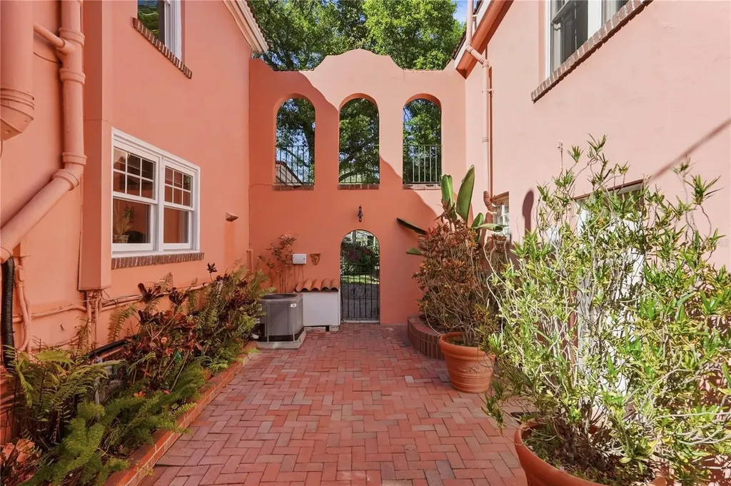 100 72nd Street S St Petersburg FL 33707
