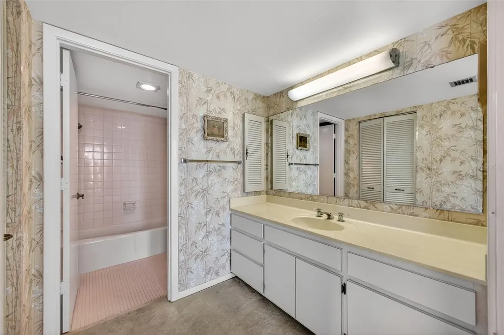 1111 N Gulfstream Avenue Sarasota FL 34236