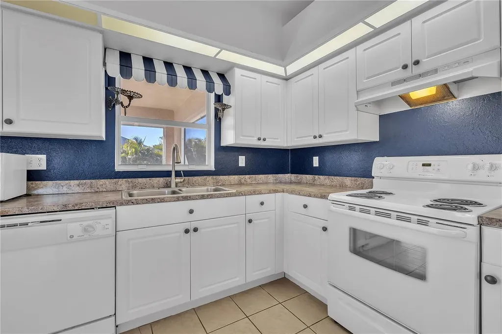 916 NE 4th Place Cape Coral FL 33909