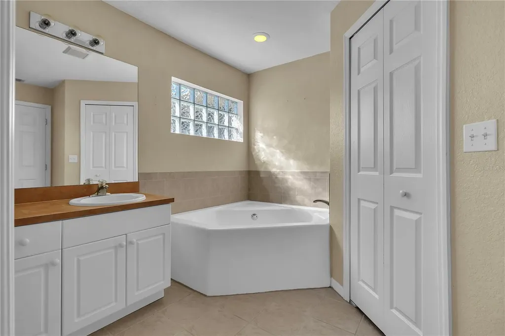 916 NE 4th Place Cape Coral FL 33909
