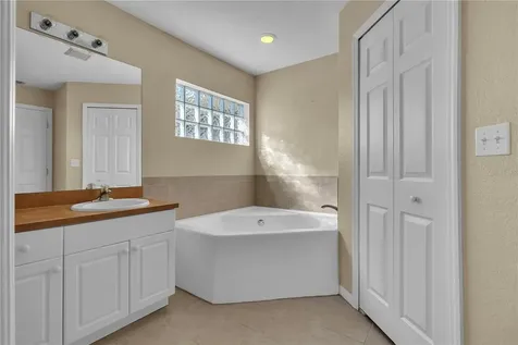 916 NE 4th Place Cape Coral FL 33909