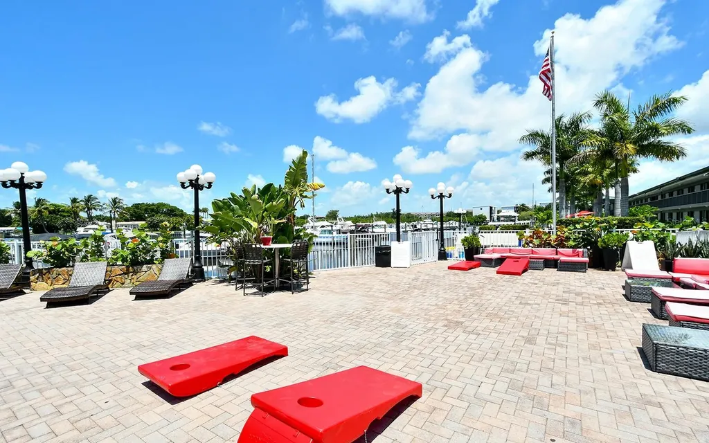 7150 N Tamiami Trail Sarasota FL 34243