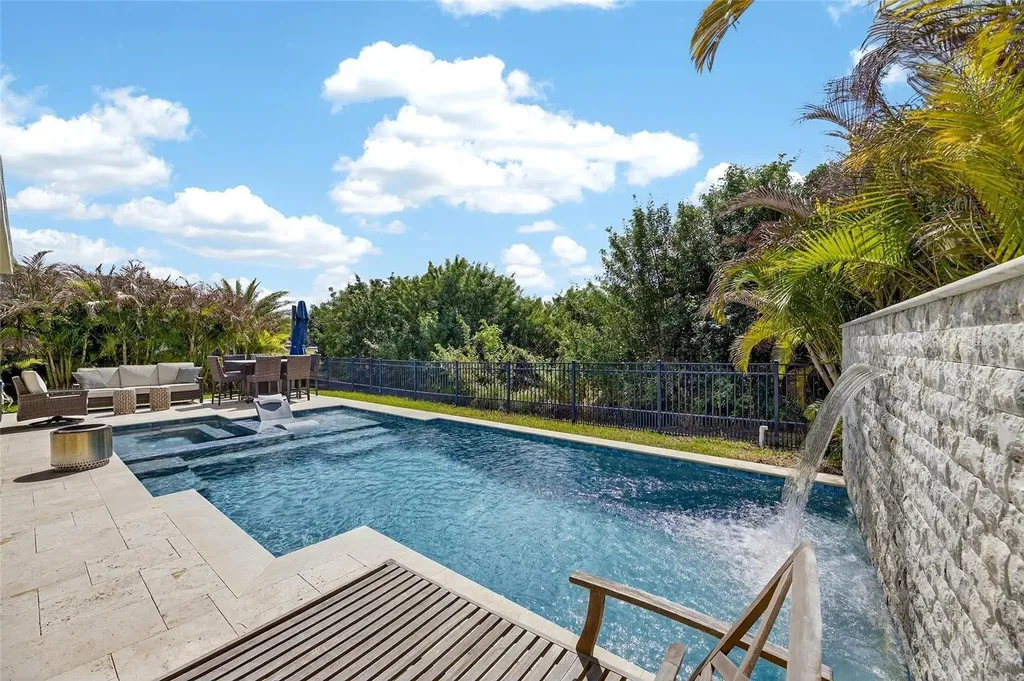 6909 Crestpoint Drive Apollo Beach FL 33572
