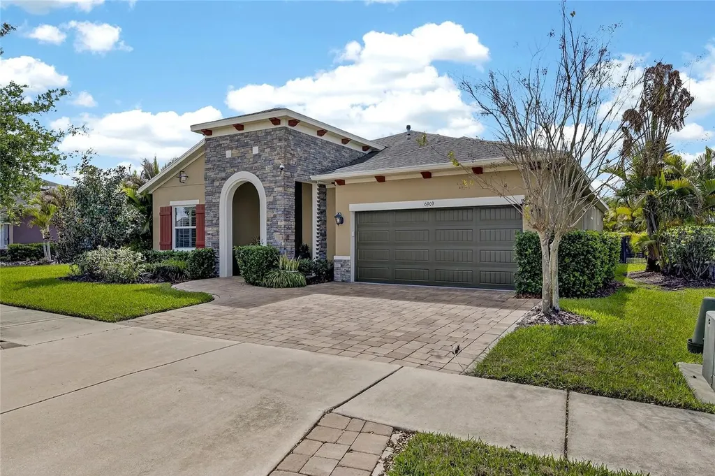 6909 Crestpoint Drive Apollo Beach FL 33572