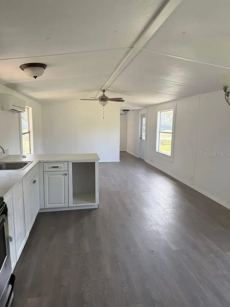 1516 Commercial Place Zephyrhills FL 33540