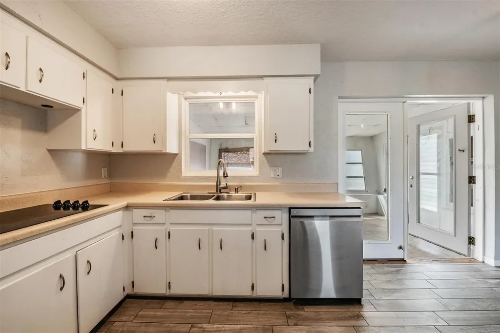 5744 58th Avenue N St Petersburg FL 33709