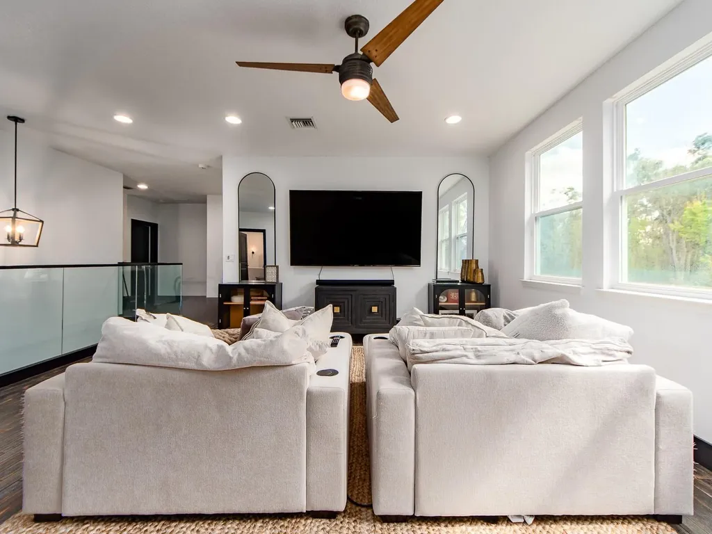 1064 Sylvia Lane Tampa FL 33613