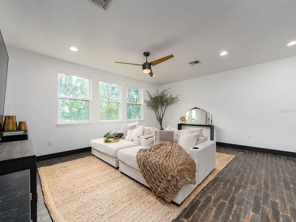 1064 Sylvia Lane Tampa FL 33613