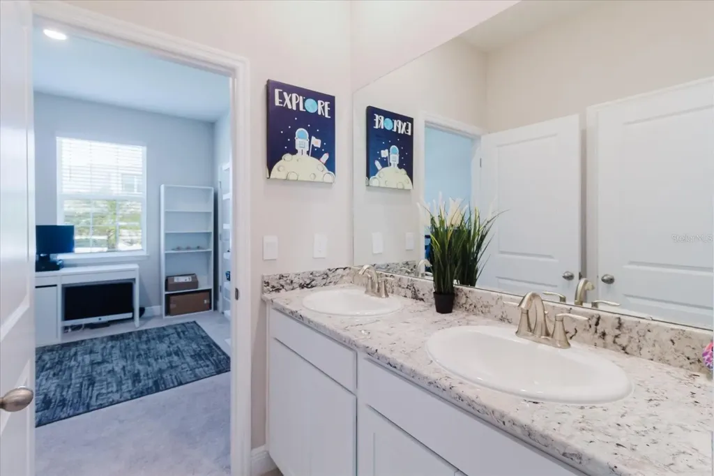 17544 Cantarina Cove Bradenton FL 34211