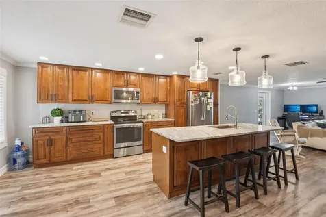 5942 13th Street Zephyrhills FL 33542