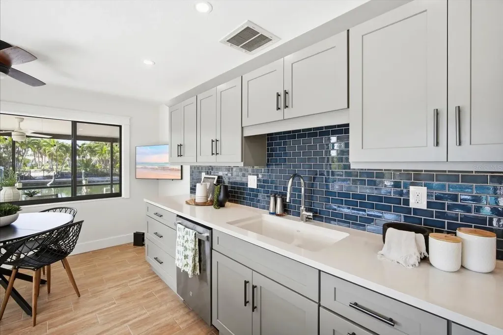 608 Gladstone Lane Holmes Beach FL 34217