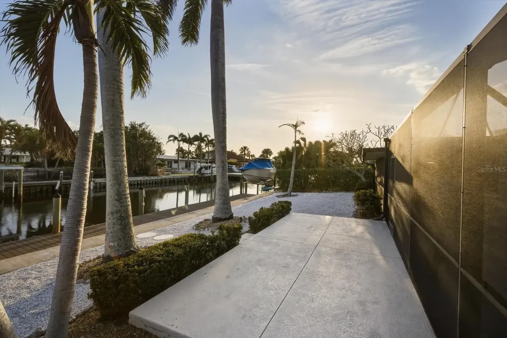 608 Gladstone Lane Holmes Beach FL 34217