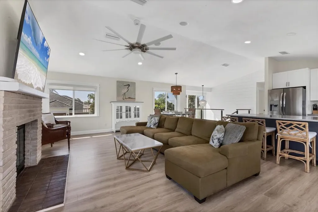 825 Tarawitt Drive Longboat Key FL 34228