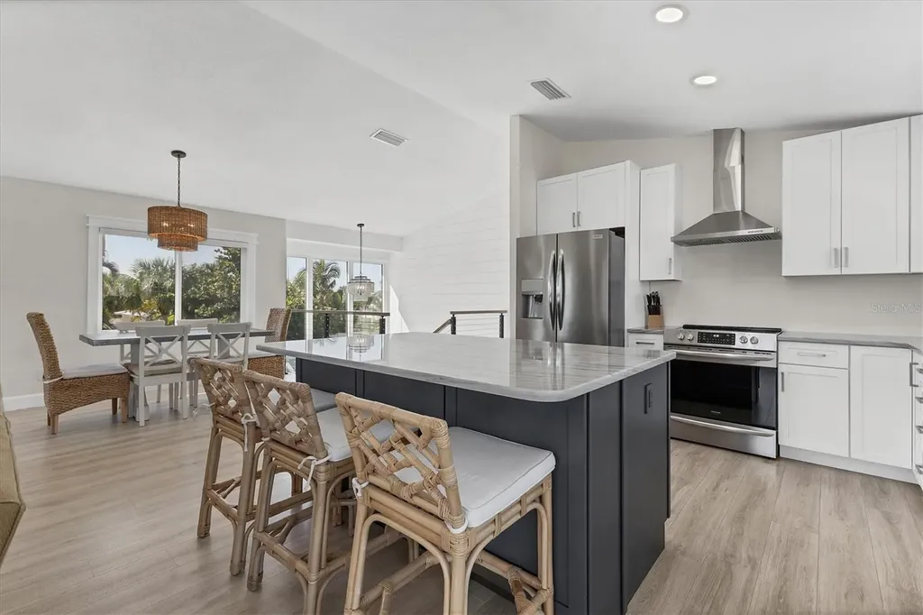 825 Tarawitt Drive Longboat Key FL 34228