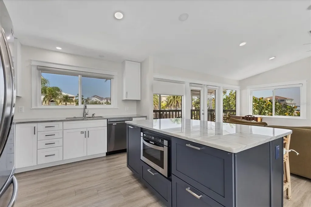 825 Tarawitt Drive Longboat Key FL 34228