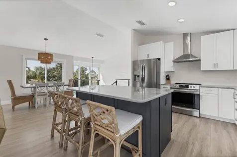 825 Tarawitt Drive Longboat Key FL 34228