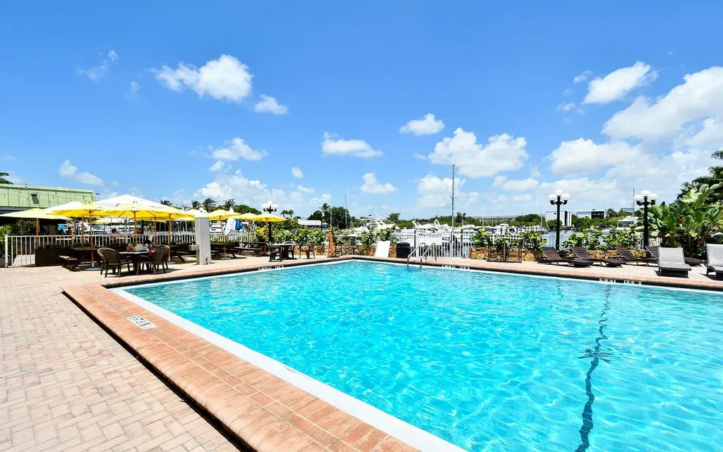 7150 N Tamiami Trail Sarasota FL 34243