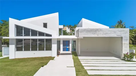 13 Surfside Humacao PR 00791