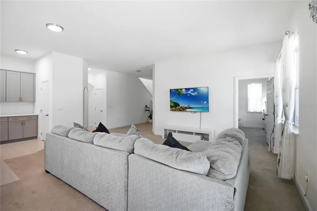 827 Dennis Avenue Orlando FL 32807