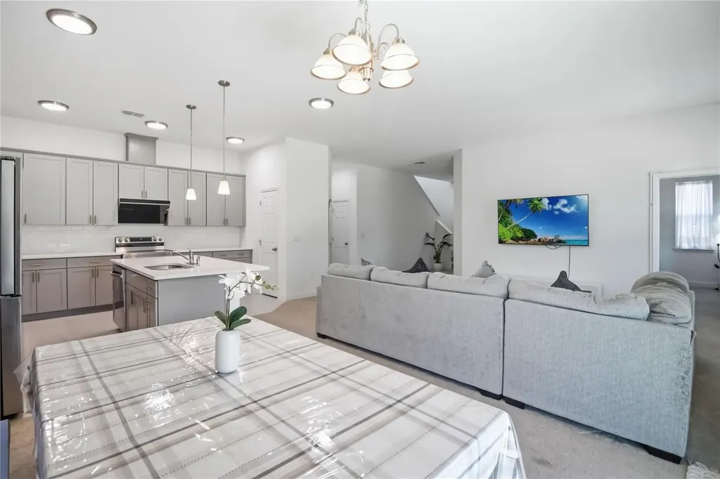 827 Dennis Avenue Orlando FL 32807