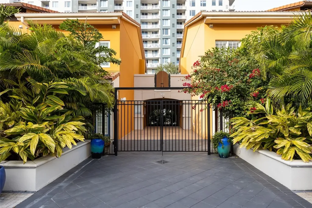 200 4th Avenue S St Petersburg FL 33701