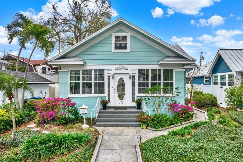 210 15th Avenue N St Petersburg FL 33704
