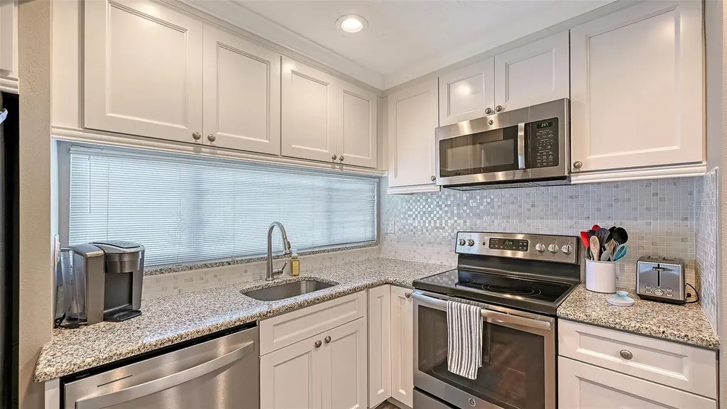 1050 W Peppertree Lane Sarasota FL 34242