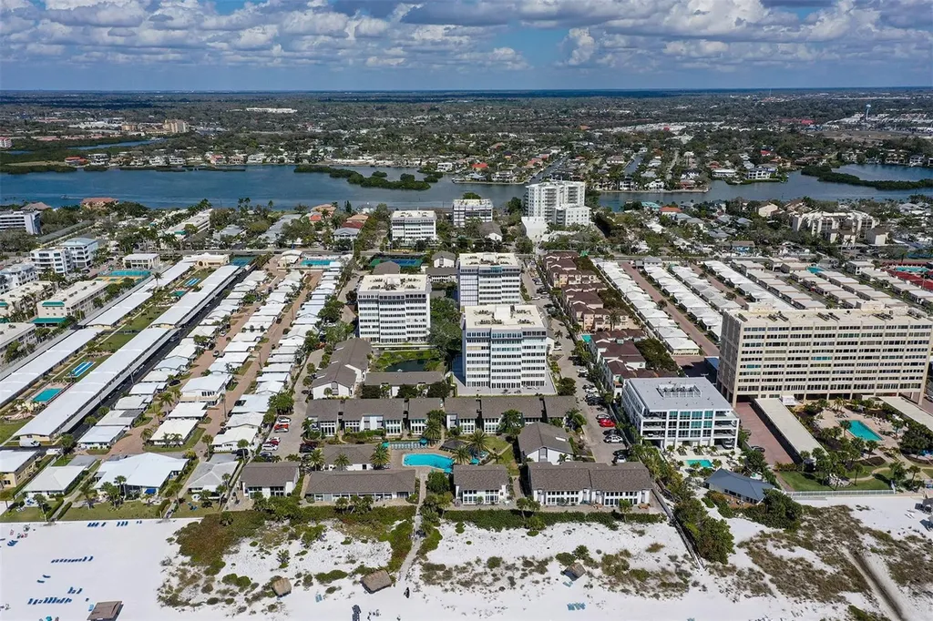 1050 W Peppertree Lane Sarasota FL 34242
