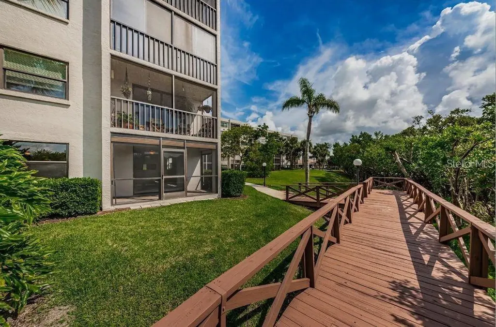 1316 Pasadena Avenue S South Pasadena FL 33707